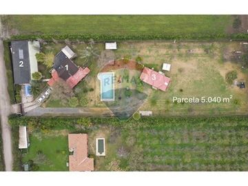 Parcela con 3 casas y gran piscina en Linderos