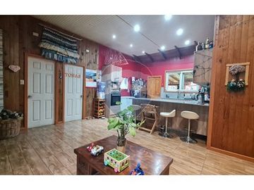 Parcela con 3 casas y gran piscina en Linderos