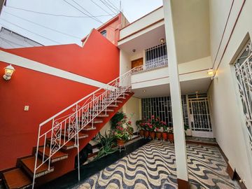 VENDO MULTIFAMILIAR POR LA ALBORADA LIMITE CON PUEBLO LIBRE