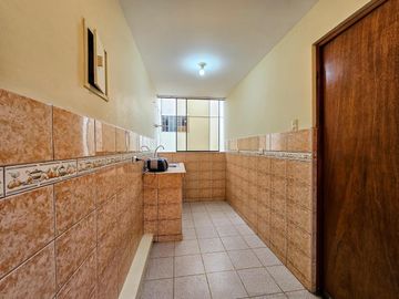 VENDO MULTIFAMILIAR POR LA ALBORADA LIMITE CON PUEBLO LIBRE