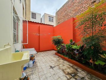 VENDO MULTIFAMILIAR POR LA ALBORADA LIMITE CON PUEBLO LIBRE