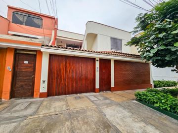 VENDO MULTIFAMILIAR POR LA ALBORADA LIMITE CON PUEBLO LIBRE