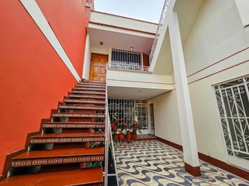 VENDO MULTIFAMILIAR POR LA ALBORADA LIMITE CON PUEBLO LIBRE