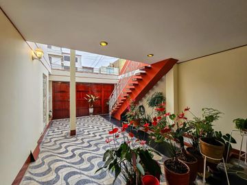 VENDO MULTIFAMILIAR POR LA ALBORADA LIMITE CON PUEBLO LIBRE