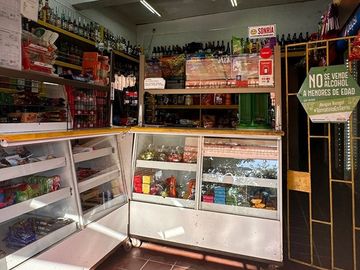 Casa con locales comerciales