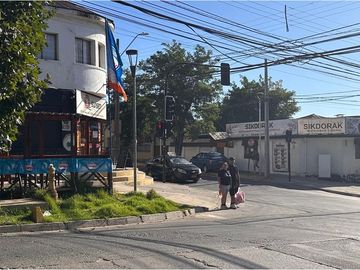 Casa con locales comerciales