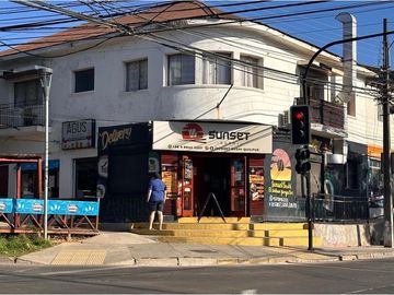 Casa con locales comerciales