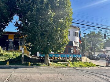 Casa con locales comerciales