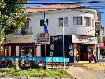 Casa con locales comerciales