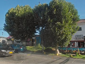 Casa con locales comerciales