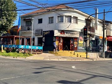 Casa con locales comerciales