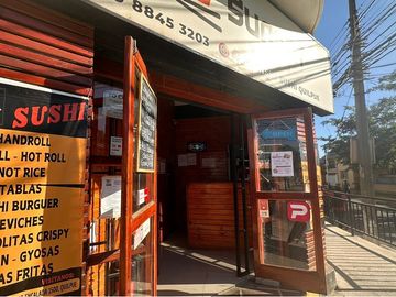 Casa con locales comerciales