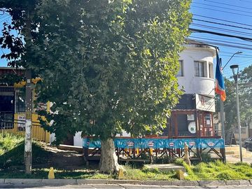 Casa con locales comerciales