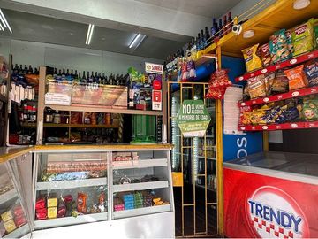 Casa con locales comerciales