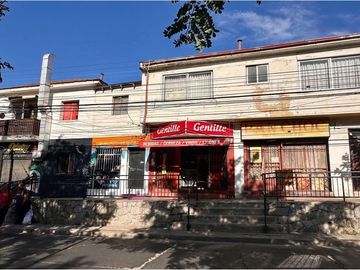 Casa con locales comerciales