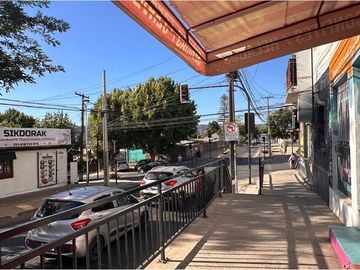 Casa con locales comerciales