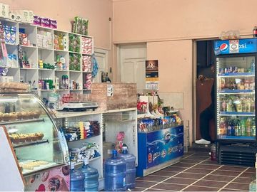 Casa con locales comerciales