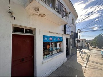 Casa con locales comerciales