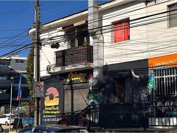 Casa con locales comerciales