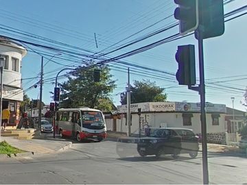 Casa con locales comerciales