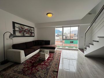 ALQUILER DE BELLO DUPLEX EN MIRAFLORES DE 80m2 - TOTALMENTE AMOBLADO Y EQUIPADO