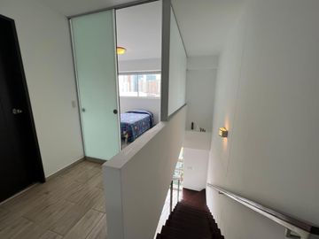 ALQUILER DE BELLO DUPLEX EN MIRAFLORES DE 80m2 - TOTALMENTE AMOBLADO Y EQUIPADO