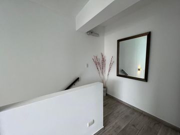 ALQUILER DE BELLO DUPLEX EN MIRAFLORES DE 80m2 - TOTALMENTE AMOBLADO Y EQUIPADO