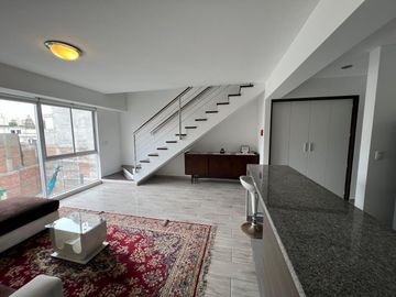 ALQUILER DE BELLO DUPLEX EN MIRAFLORES DE 80m2 - TOTALMENTE AMOBLADO Y EQUIPADO