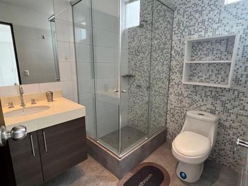 ALQUILER DE BELLO DUPLEX EN MIRAFLORES DE 80m2 - TOTALMENTE AMOBLADO Y EQUIPADO