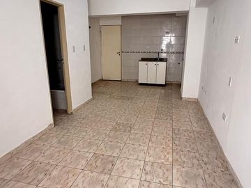Monoambiente en planta baja con patio   cochera en Córdoba al 1100, Zona Centro