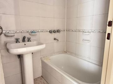 Monoambiente en planta baja con patio   cochera en Córdoba al 1100, Zona Centro