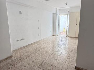Monoambiente en planta baja con patio   cochera en Córdoba al 1100, Zona Centro