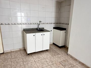 Monoambiente en planta baja con patio   cochera en Córdoba al 1100, Zona Centro