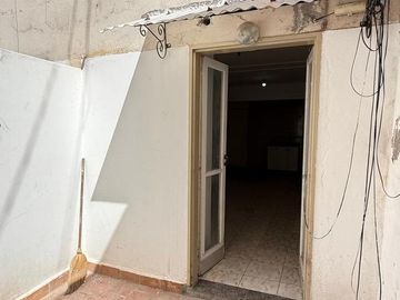 Monoambiente en planta baja con patio   cochera en Córdoba al 1100, Zona Centro
