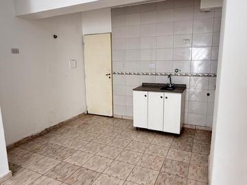 Monoambiente en planta baja con patio   cochera en Córdoba al 1100, Zona Centro