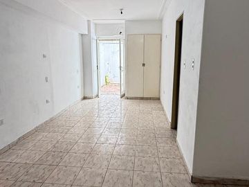 Monoambiente en planta baja con patio   cochera en Córdoba al 1100, Zona Centro