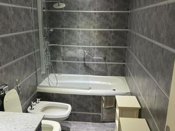 Departamento 4 ambientes con patio frente al Polo