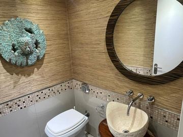 Departamento 4 ambientes con patio frente al Polo