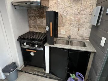 Departamento 4 ambientes con patio frente al Polo