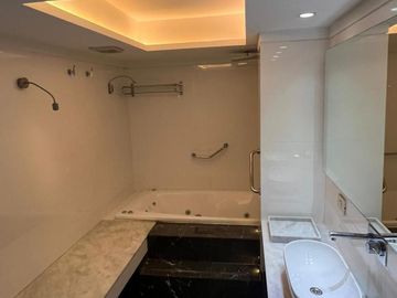 Departamento 4 ambientes con patio frente al Polo