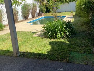 Chalet 6 Ambientes en Venta – Salta 3450 – Zona Residencial con Jardín y Pileta