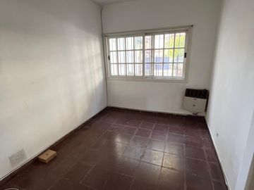 Chalet 6 Ambientes en Venta – Salta 3450 – Zona Residencial con Jardín y Pileta