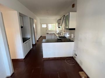 Chalet 6 Ambientes en Venta – Salta 3450 – Zona Residencial con Jardín y Pileta