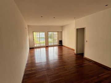 Chalet 6 Ambientes en Venta – Salta 3450 – Zona Residencial con Jardín y Pileta