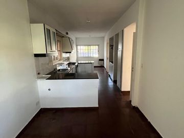 Chalet 6 Ambientes en Venta – Salta 3450 – Zona Residencial con Jardín y Pileta