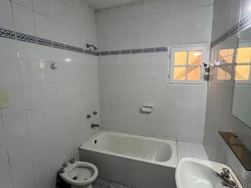 Chalet 6 Ambientes en Venta – Salta 3450 – Zona Residencial con Jardín y Pileta