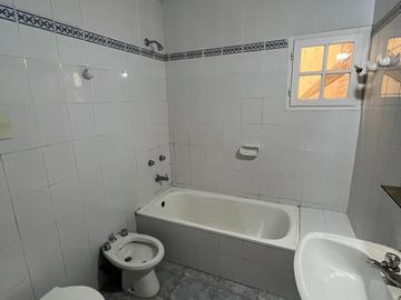 Chalet 6 Ambientes en Venta – Salta 3450 – Zona Residencial con Jardín y Pileta