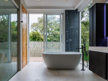 Exclusiva Residencia en Rancho San Juan en Zona Esmeralda