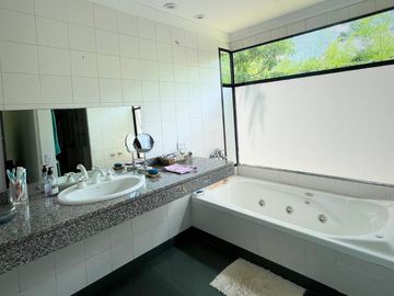 CASA 6 AMBIENTES CON PILETA EN VENTA, BARRIO SEMI CERRADO SAN JORGE, LOS CARDALES