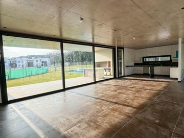 VENTA CASA  DE 4 DORMITORIOS BARRIO CERRADO ALTOS DE CAMPO GRANDE